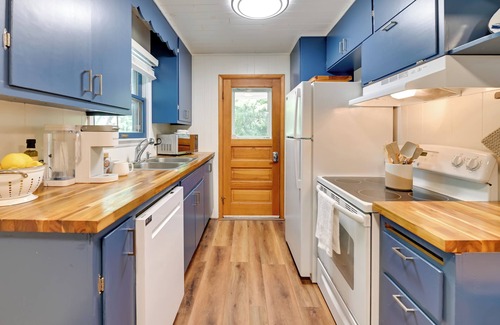 Pullman Cottage | Waterfront Deck! Chic Lower Scott Lake Cottage