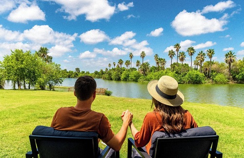 Brownsville House | Waterfront Escape in Brownsville