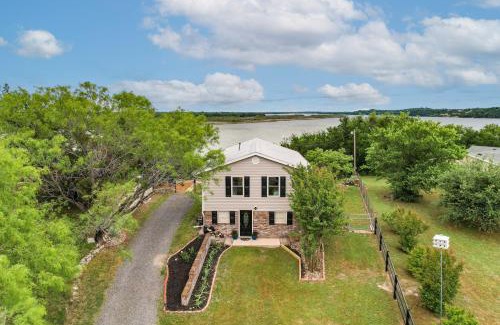 Dennis House | Waterfront Escape on Lake Granbury Deck and Patio!