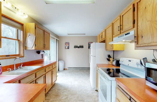 Laclede House | Waterfront family home with large yard, firepit, deck, river views & boat slip
