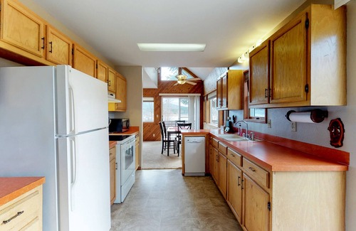 Laclede House | Waterfront family home with large yard, firepit, deck, river views & boat slip