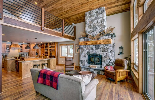 Sagle House | Waterfront Family Lake Lodge on the Sunny Side of Bottle Bay!