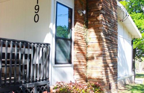 Longtown House | Waterfront family vacation home at Eufala. Sleeps 14. Newly remodeled. Amazing.
