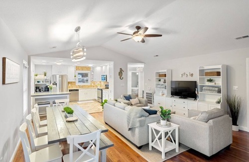 Colington Harbour House | Waterfront! Game Room, Hot Tub,Theater Room, Kayaks, SUPs, FirePit, YMCA! DogsOK