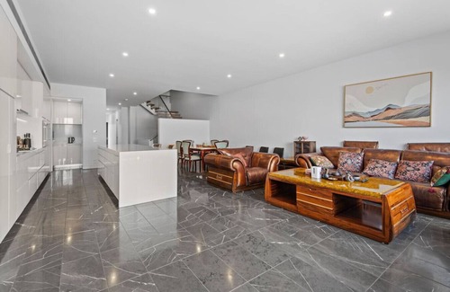 Docklands House | Waterfront Gem in Dockland Expansive 5BR/4BA