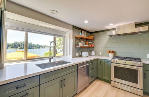 Lakewood House | Waterfront Gem w/Boat Dock & Lift in Lakewood!