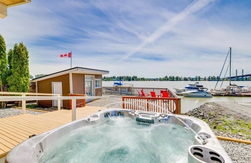 Maple Ridge House | Waterfront Getaway