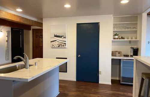 Allyn House | WATERFRONT GETAWAY - Hot Tub - Walk to Restaurants, Coffee Shops & More!