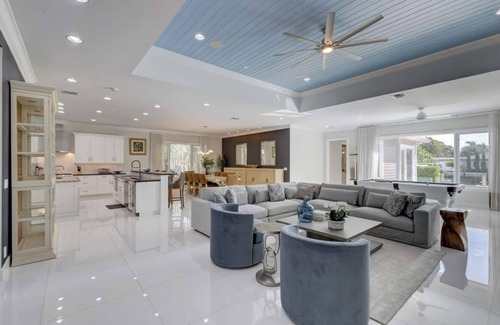 17th Street Causeway House | Waterfront ~ Heated Pool ~ Dock ~ Kayaks ~ Bikes