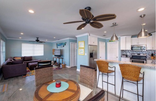 Tavernier House | Waterfront, Heated Pool, Spa & 15k lb Boat Lift: Express access to Ocean & Bay!