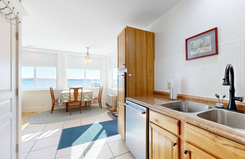 Rockland Cottage | Waterfront home with ocean views, beach access, AC & washer/dryer - dog-friendly