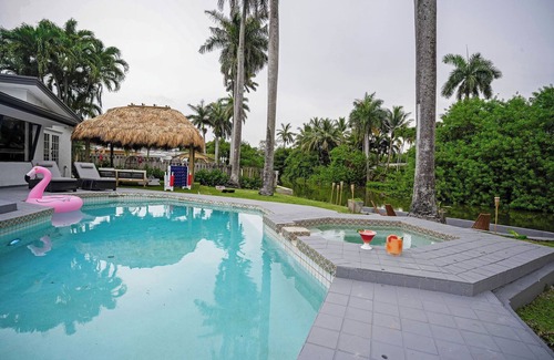 Ojus House | Waterfront House - Arcades, Tiki & Firepit, Golf