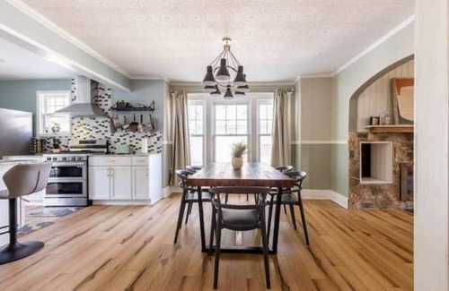 Tonawanda House | Waterfront house near the Niagara Falls/Outlet Mall/Plaza/Bills Stadium