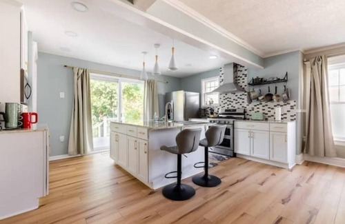 Tonawanda House | Waterfront house near the Niagara Falls/Outlet Mall/Plaza/Bills Stadium
