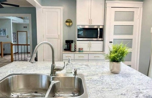 Tonawanda House | Waterfront house near the Niagara Falls/Outlet Mall/Plaza/Bills Stadium