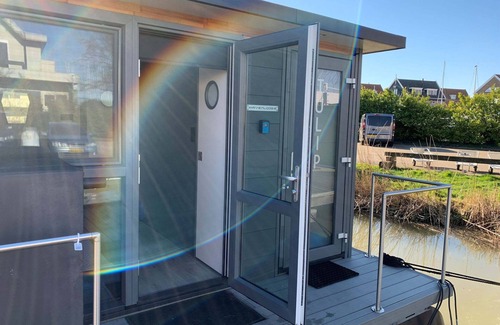 Monnickendam Boat Rental | Waterfront Houseboat Near the Centre