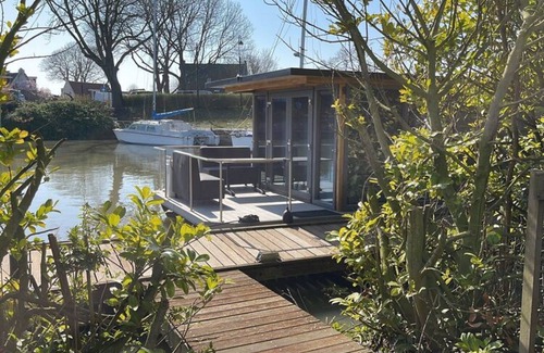 Monnickendam Boat Rental | Waterfront Houseboat Near the Centre