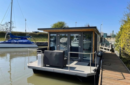Monnickendam Boat Rental | Waterfront Houseboat Near the Centre