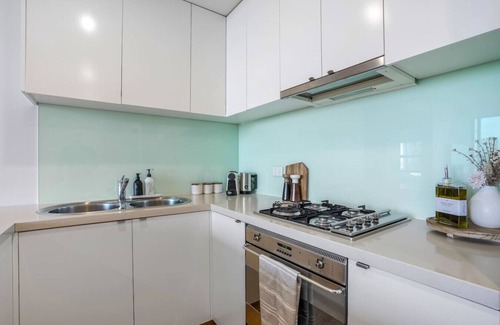 Docklands Apartment | Waterfront in Docklands Walk to Crown & Marvel