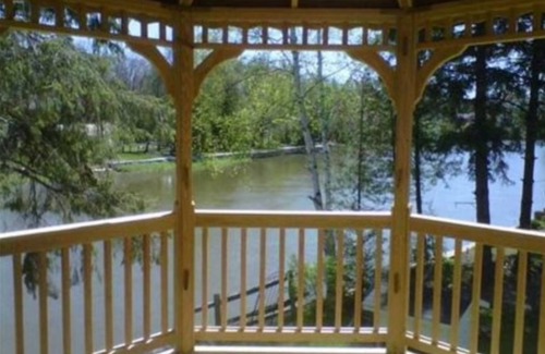 Wasaga Beach House | Waterfront in Wasaga Beach (on the Nottawasaga River) perfect for any season!