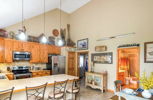 Elwood Cabin | Waterfront Johnson Lake Getaway w/Fire Pit!