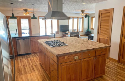 Alto Cottage | Waterfront Lake Cottage w/Private Beach - Kayak at the Hemingway Lodge!