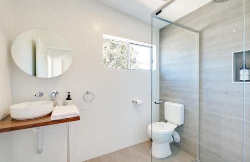 Chain Valley Bay House | Waterfront Lake House with Hot Tub & Granny Flat