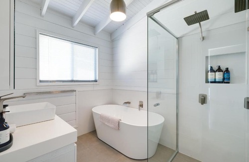 Chain Valley Bay House | Waterfront Lake House with Hot Tub & Granny Flat