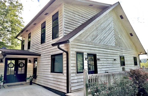 Deatsville House | Waterfront Lakehouse Retreat!