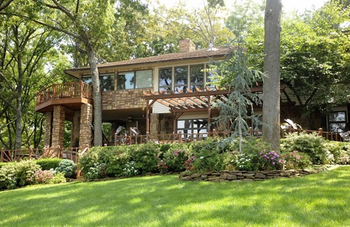 Eucha House | Waterfront Lodging on Dream Catcher point/Discount for the season.