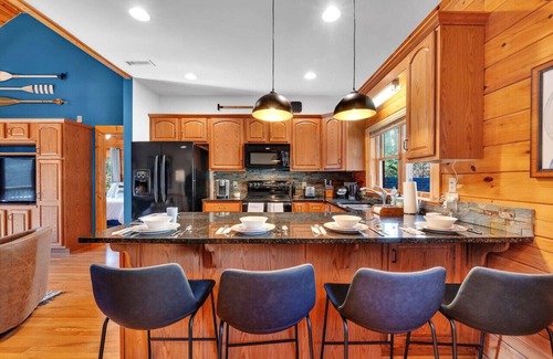 Lake Norman of Catawba Cabin | Waterfront Log Cabin w/Hot Tub, Kayaks, Firepit, King Beds, & Pet-Friendly