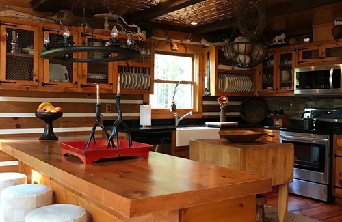 Clarksville House | WATERFRONT LOG HOME FOR FAMILY CHRISTMAS! HOT TUB/FIREPLACES/LARGE DECK/FIRE PIT