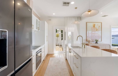 Sandy Bay Apartment | Waterfront luxe- a Hobart oasis