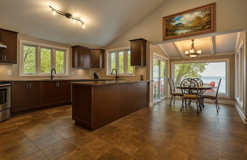 Keswick Cottage | Waterfront Luxury · Hot Tub Under Stars · Firepit · Ice Fishing Lake Simcoe