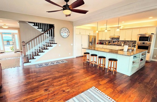 Ferndale House | Waterfront luxury retreat in Sandy point - Private dock - Steps from the beach