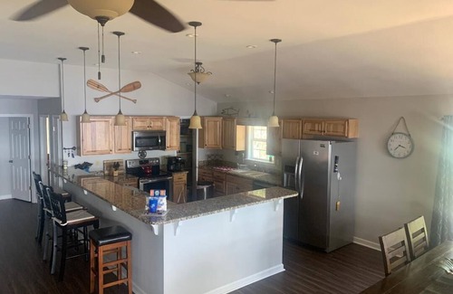 Whitby Cove House | Waterfront, Main Lake, Great fishing, Fast Internet, Close to Marina