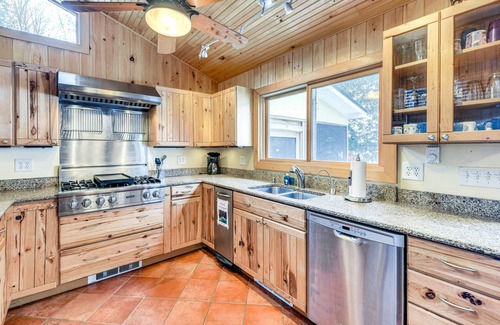 North Hero House | Waterfront North Hero Home w/Screened Porch