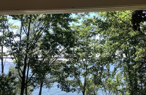 Howe Island Cottage | Waterfront oasis at Zoe’s Lagoon, 1000 islands