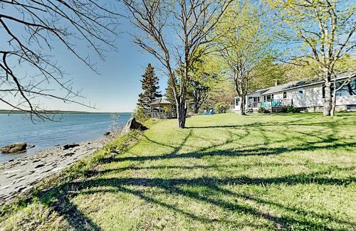 Trenton House | Waterfront Oasis