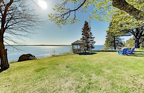 Trenton House | Waterfront Oasis
