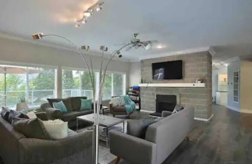 Sechelt House | Waterfront Oasis With Hot Tub & Propane Fire Pit!