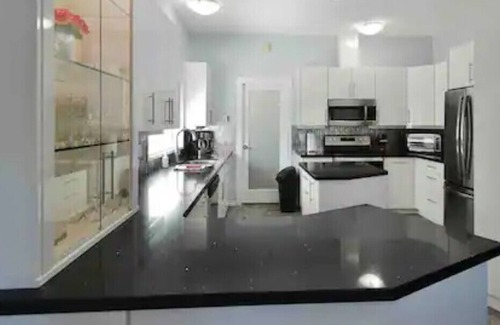 Sechelt House | Waterfront Oasis With Hot Tub & Propane Fire Pit!