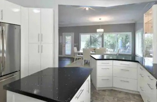 Sechelt House | Waterfront Oasis With Hot Tub & Propane Fire Pit!