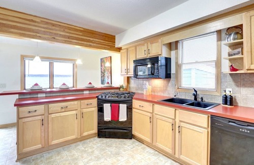 Colgate House | Waterfront on Pewaukee Lake |3BR/2BA|Pier, Kayaks & Paddle Boards