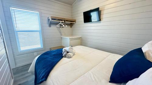 Gilchrist House | Waterfront on the Bay & Close to Beach -Brand New!