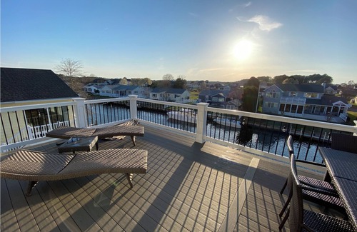 Keen-Wik On the Bay House | WATERFRONT PARADISE! Hot Tub! Bring Your Own Boat! Elevator (3 Floors Sleeps 13)