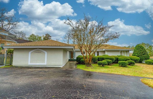 Florence House | Waterfront Paradise with Golf Course Views