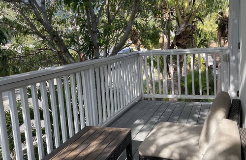 Portlock Apartment | Waterfront penthouse studio