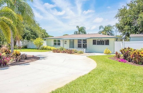 Englewood South House | Waterfront! PET, Our Kayaks or your boat. JACUZZI, patios! EZ to shops and Beach