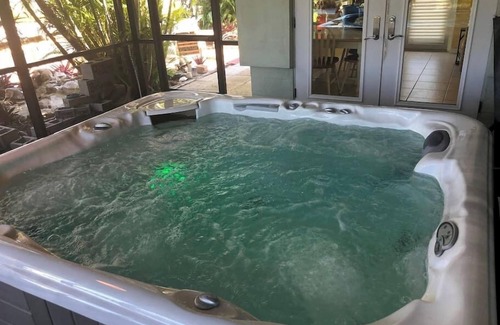 Englewood South House | Waterfront! PET, Our Kayaks or your boat. JACUZZI, patios! EZ to shops and Beach
